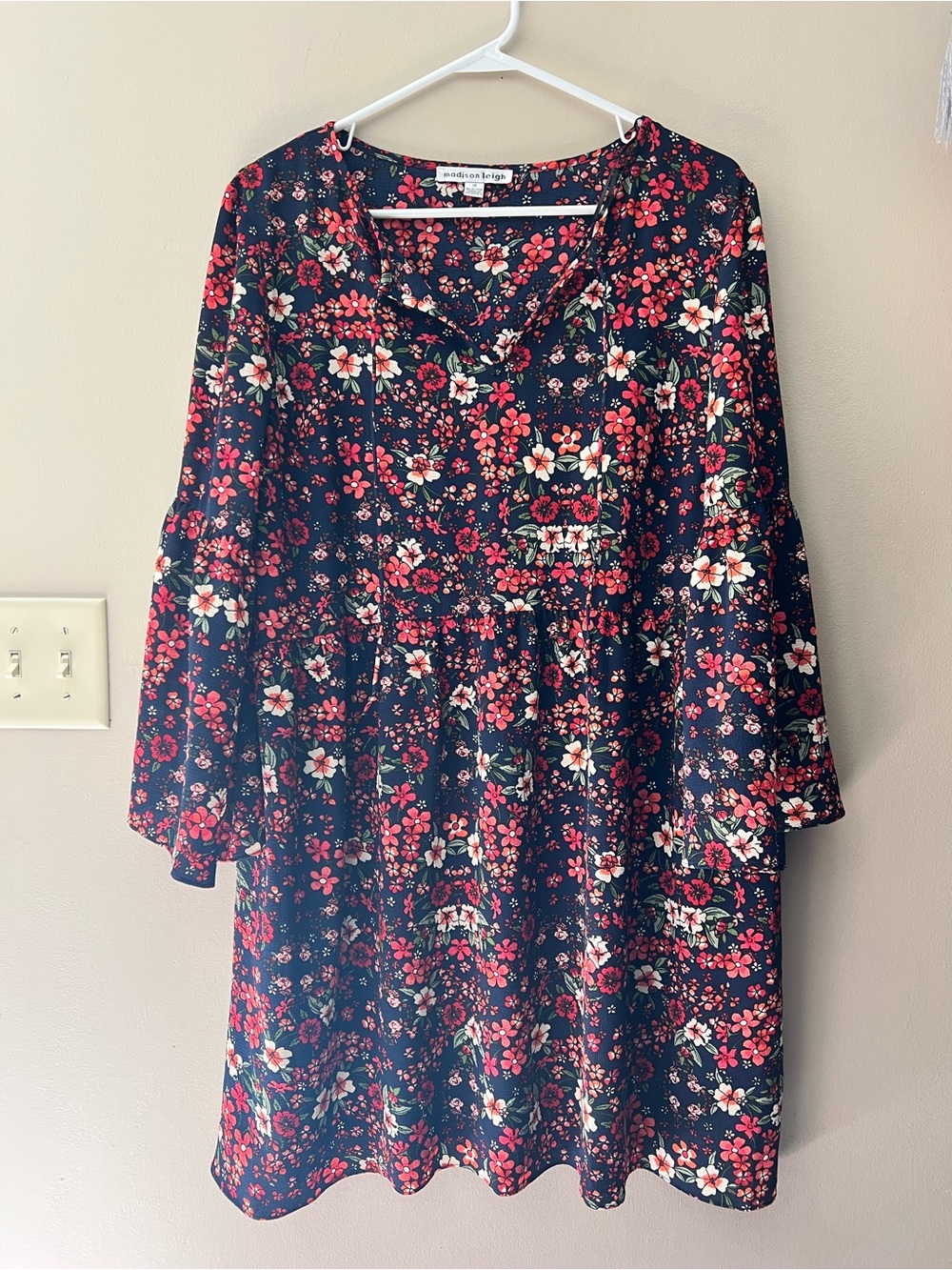 Madison Leigh sz 16 floral baby doll dress v-neck and tie strings, bell sleeves.